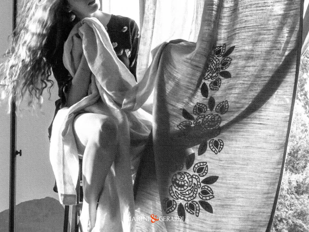 Alba Chiara Tenda Lino Telo Ricamato Particolare Fiore - Marini & Gerardi