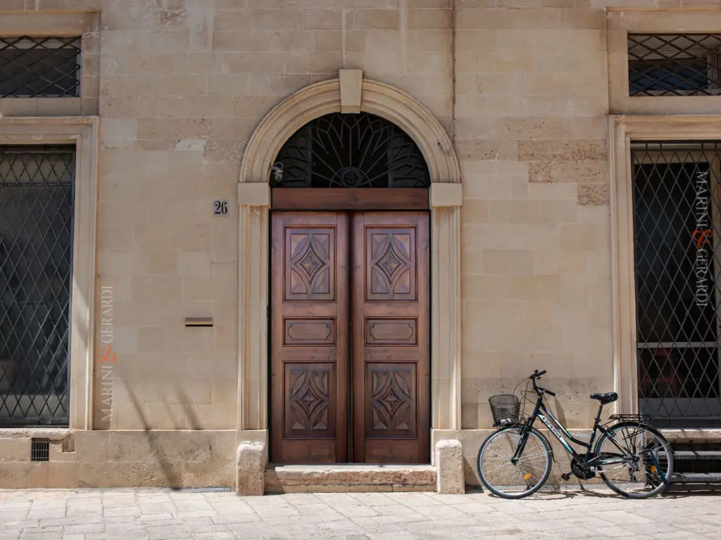 porte da esterno in legno massello a scuri scolpiti lecce