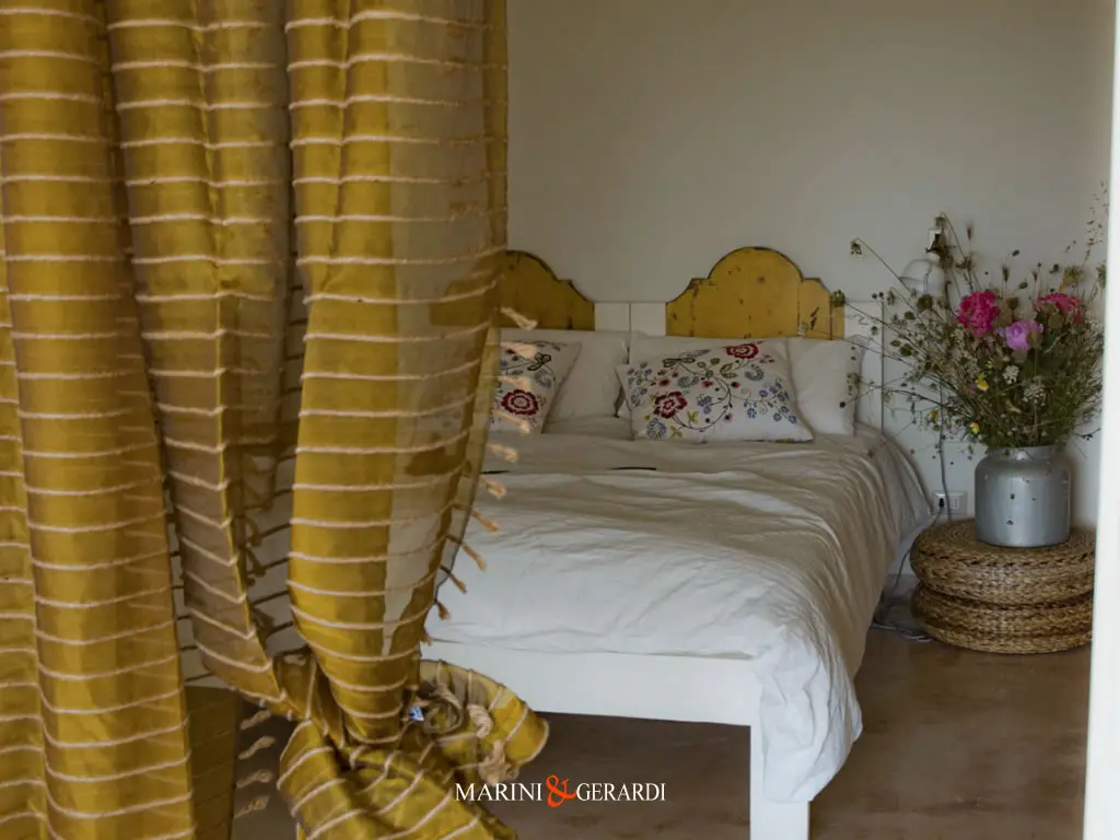 Tenda In Organza Di Seta Arredo Letto Giallo Oro