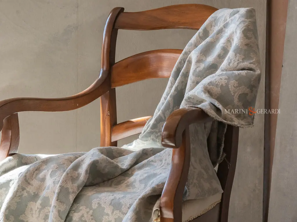 Tessuto jacquard per tappezzeria interna fiori colore nuvola