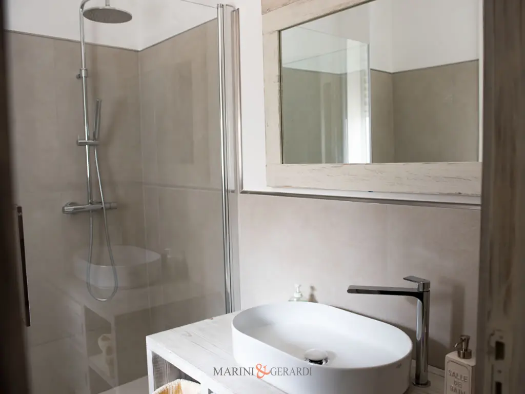 Arredo Bagno Specchiera Su Misura Legno Decapato Stile Shabby