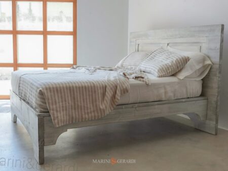 Camera da letto legno massello con porta antica