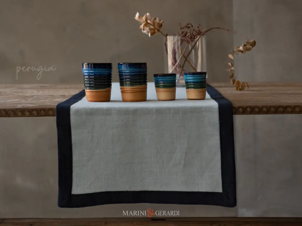 runner tavolo colazione in lino celeste bordo blu