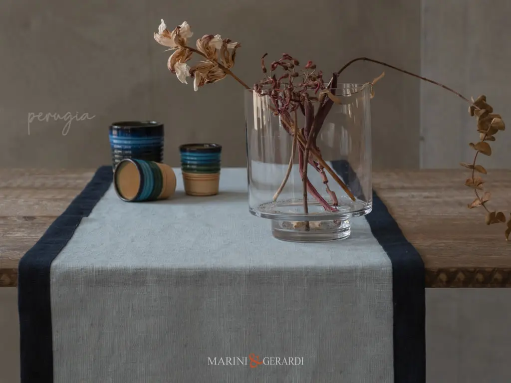 runner tavolo in lino celeste bordo blu perugia