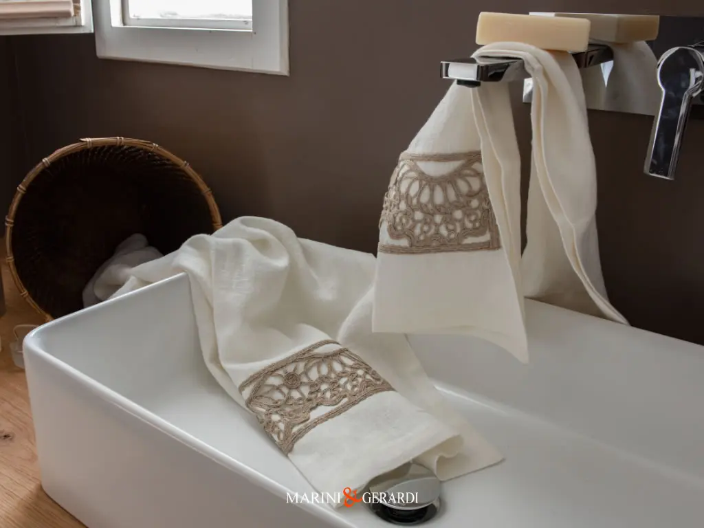 Set Asciugamani Classici Di Lusso In Lino Panna Con Ricamo