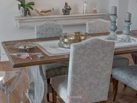 Tessuto Jacquard Sedie Rivestite Con Tavolo Asso Di Coppe In Soggiorno