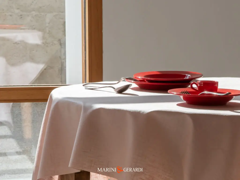 Tessuto Lino Resinato Per Tovaglie Antimacchia Cipria Piatti Rossi