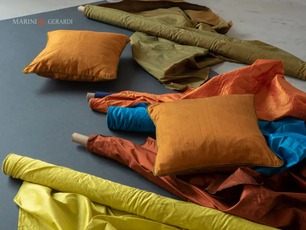Tessuto Shantung In Seta i Colori Blu Giallo Arancio Verde Con Cuscini