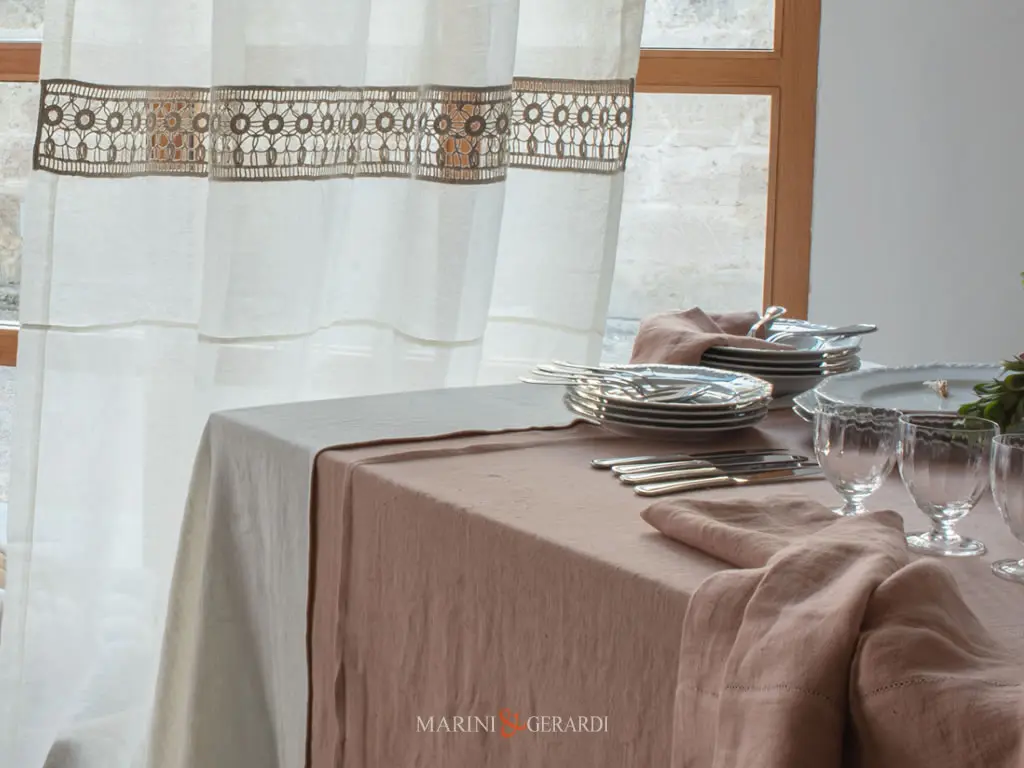 Tovaglia Elegante Moderna In Lino Salmone Con Tenda Bianca