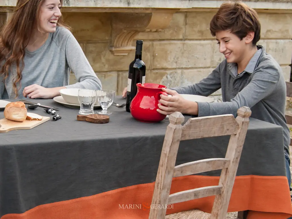 tovaglia grigio antracite elegante in puro lino bordo arancio