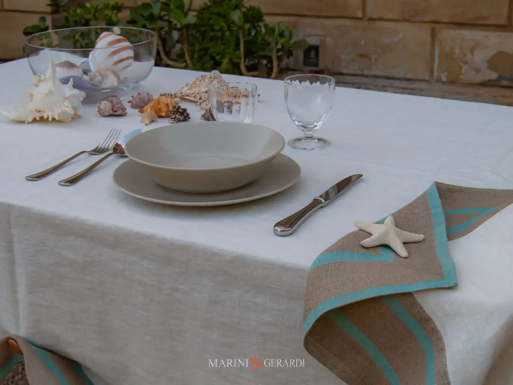 Tovaglia In Lino Stoccolma Bianca Bordo Rigato Azzurro