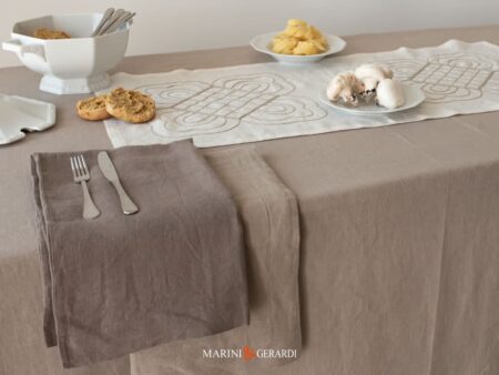 Tovaglia Runner In Lino Tortora Ricamato Su Base Panna Clausura