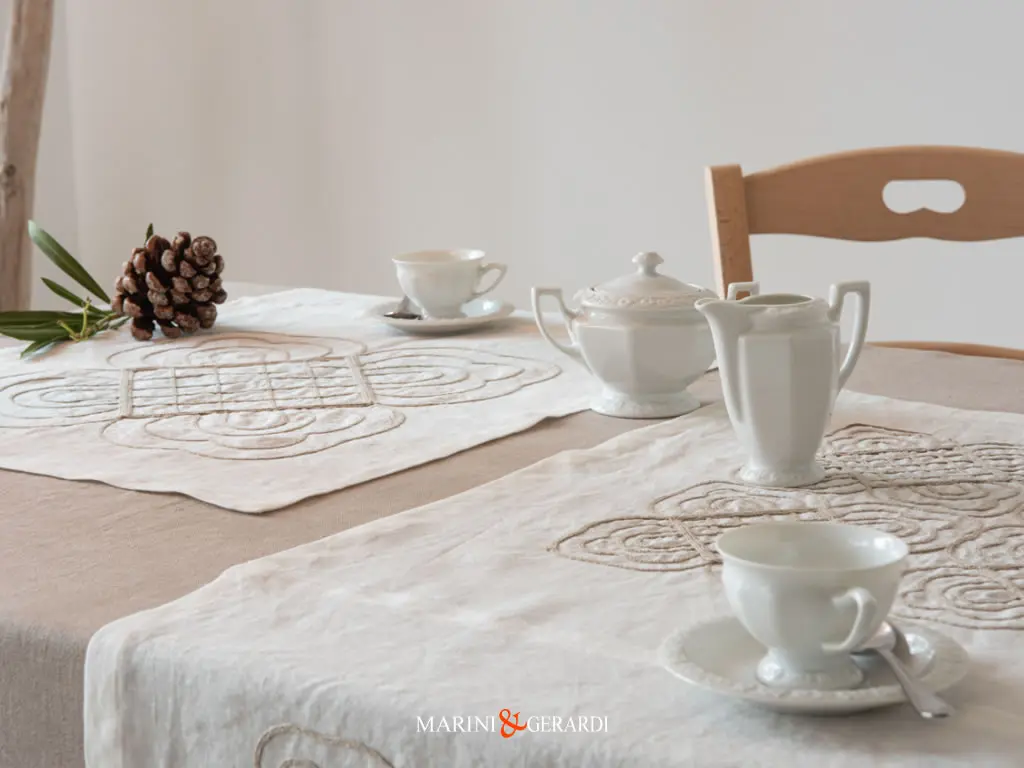 Tovaglie Da Tavola Eleganti Con Runner Ricamato In Lino Panna