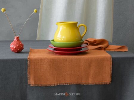 tovaglie da tavola eleganti in lino antracite con caraffa gialla