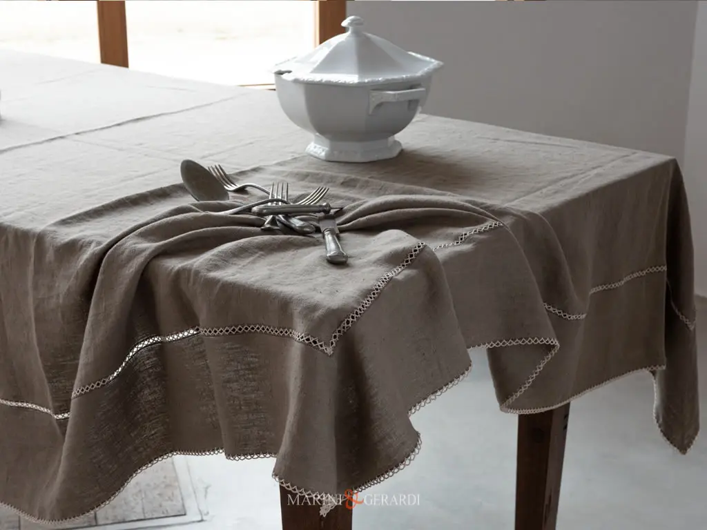 Tovagliia Da Tavola Lino Con Ricamo Bordo A Cappuccio Colore Caffelatte