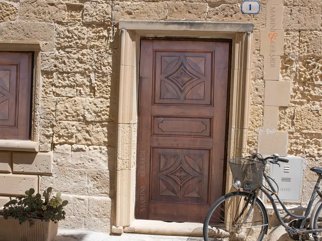 vecchi portoni da esterno in legno massello scolpiti lecce