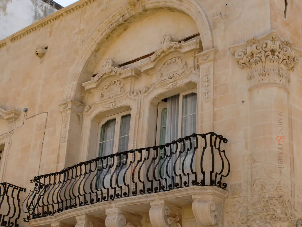 vecchie porte da esterno in legno massello centro storico lecce barocca