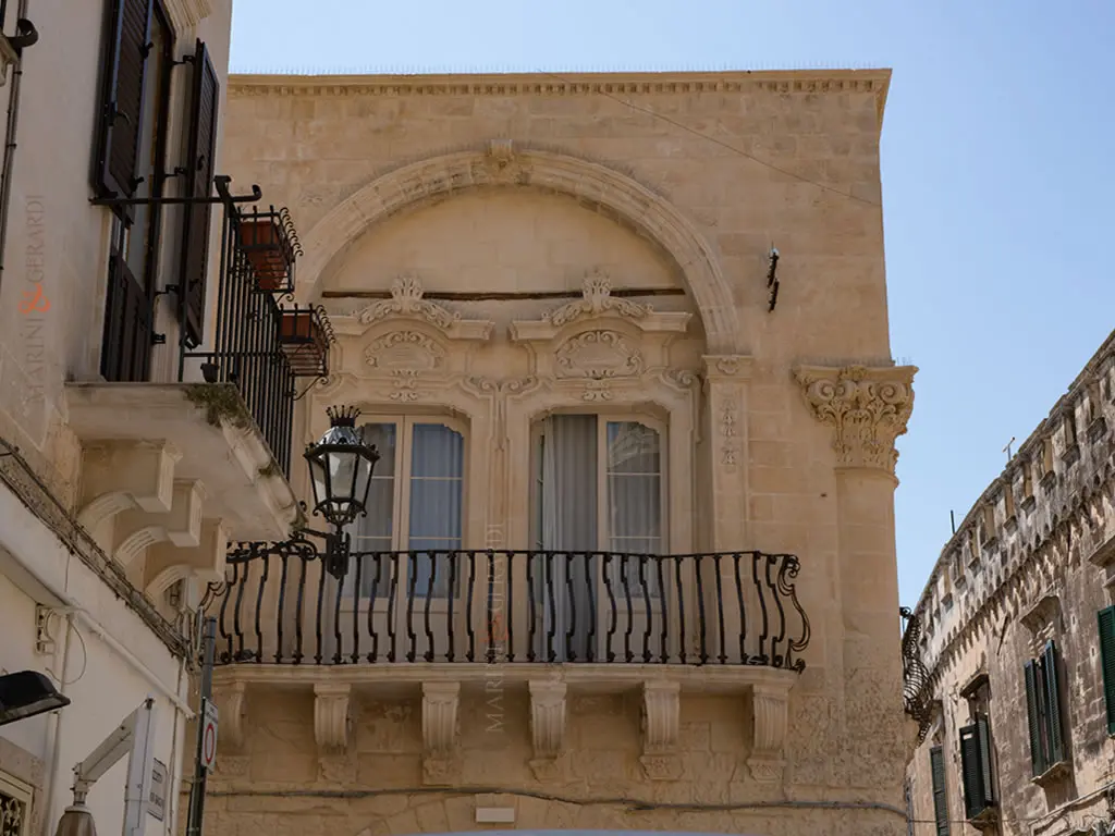 vecchie porte in legno massello centro storico lecce barocca