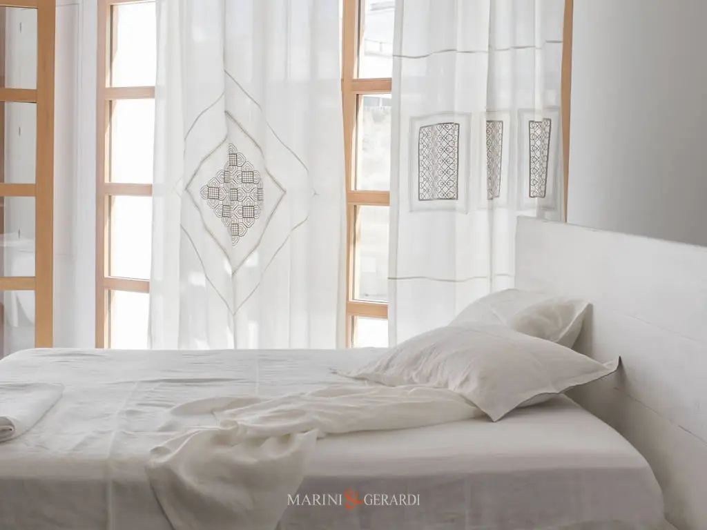 Tende DI Lino Stropicciate E Lenzuola Matrimoniali Bianche