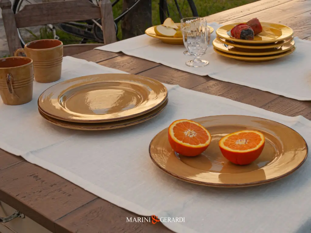 Runner Da Tavola Di Lino Panna Con Piatti Gialli E Frutta