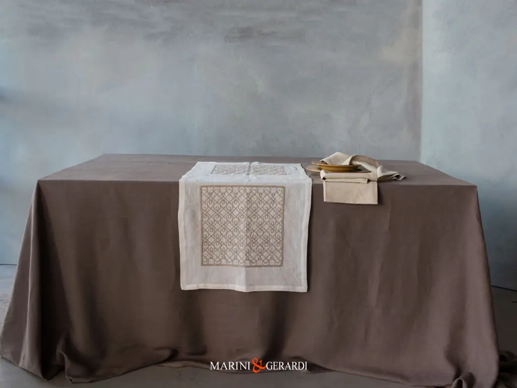 Runner Ricamato In Puro Linocon Tovaglia Terra Umbra Spezieria