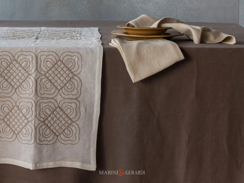runner ricamo in lino su tovaglia terra unbra