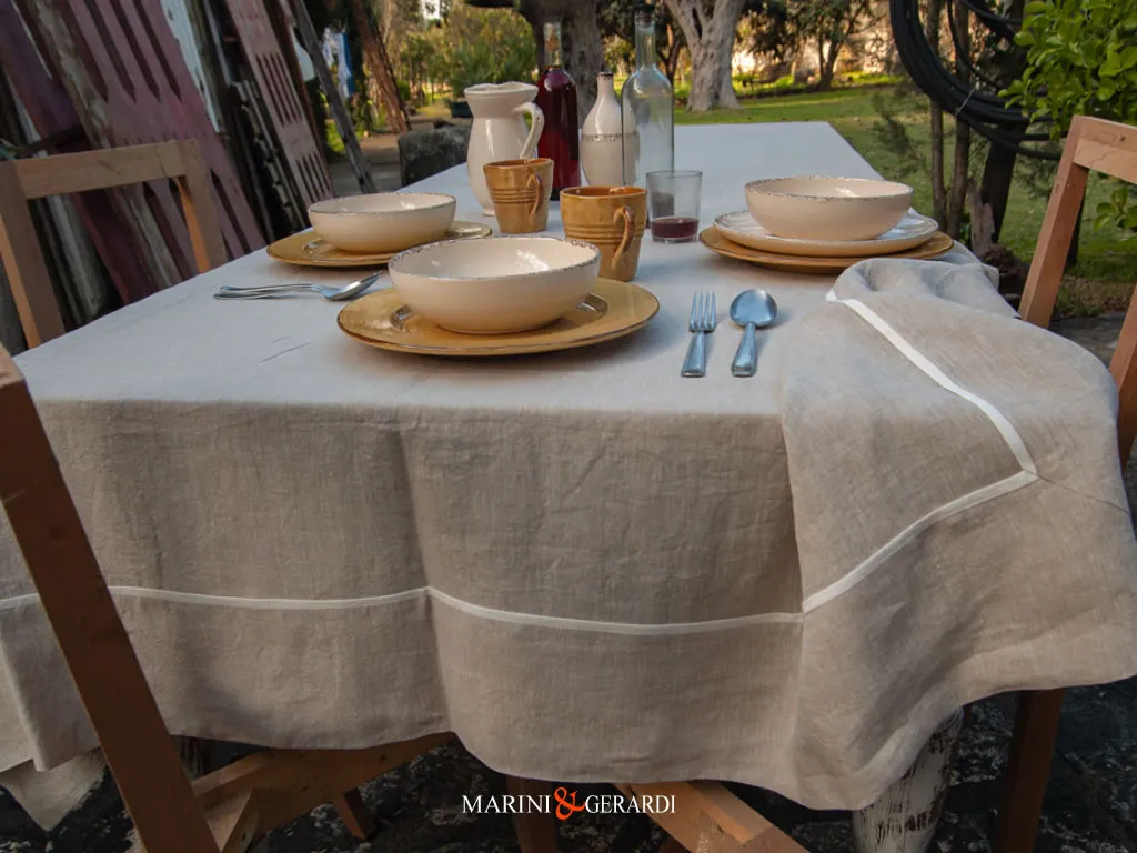 Tavola Moderna Elegante In Puro Lino Stropicciato Giunco