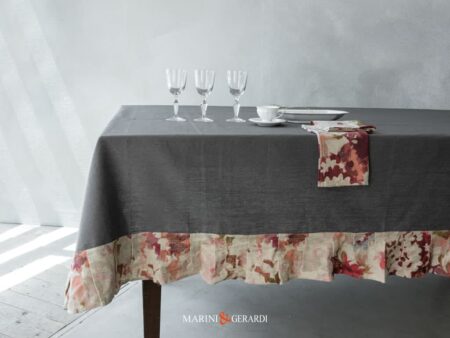 Tovaglia Antimacchia In Lino Antracite Con Tovaglioli Balsa Con Fiori