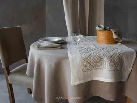 Tovaglia in lino con runner con ricamo panna base tortora