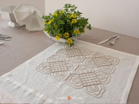 Tovaglia In Lino Tortora Con Runner Ricamato Panna Badessa