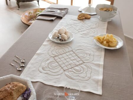Tovaglia Runner In Lino Ricamato Su Base Panna Clausura