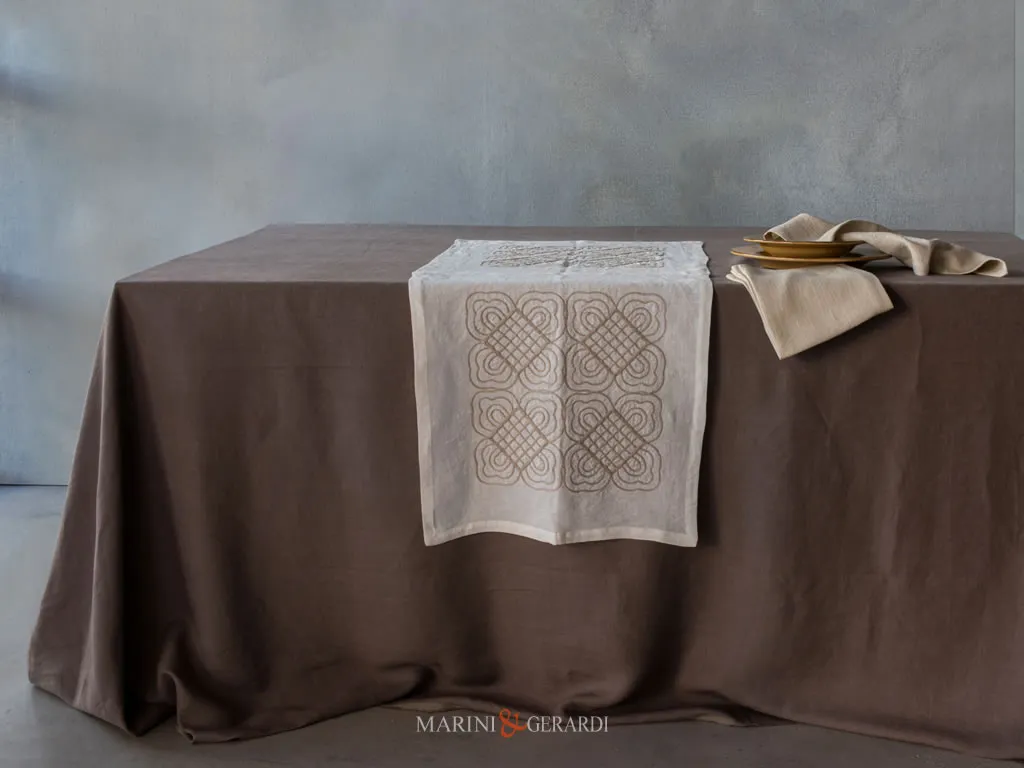 tovaglia runner in lino terra unbra con ricamo