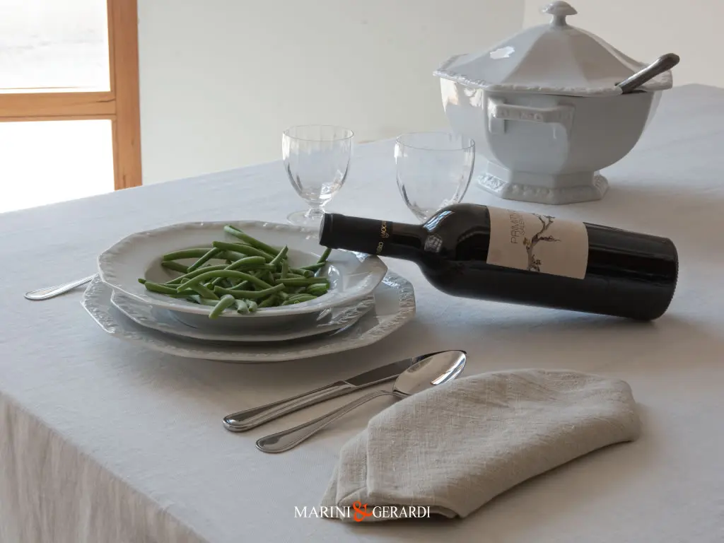 Tovaglioli Eleganti In Lino Ecru Con Tovaglia Bianca Classica