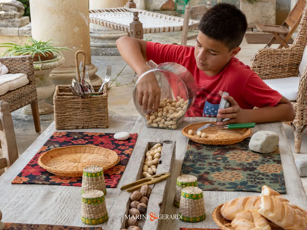 Tovaglietta Americana Colazione Fiori Rossi Verdi Con Ragazzo