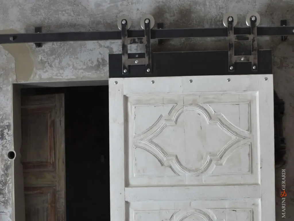 Porta Scorrevole In Legno Massello Scolpita Decapata Bianca
