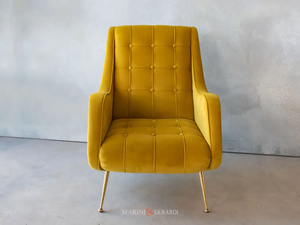 Angela La Signora In Giallo Poltrona Fronte In Velluto Giallo