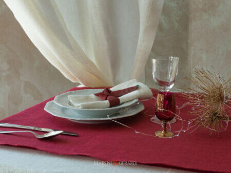 Red Carpet Con Tovaglia In Lino Bianca Con Tovaglioli Natale 2023