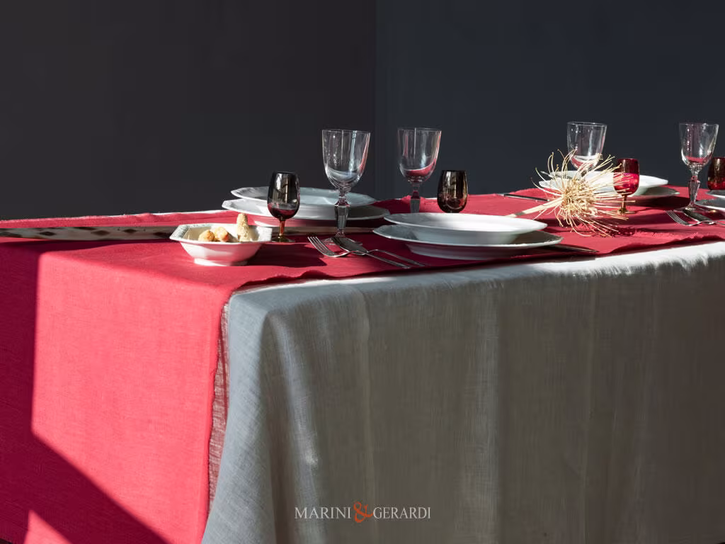 tovaglia elegante con runner rosso tovaglioli in lino bianco