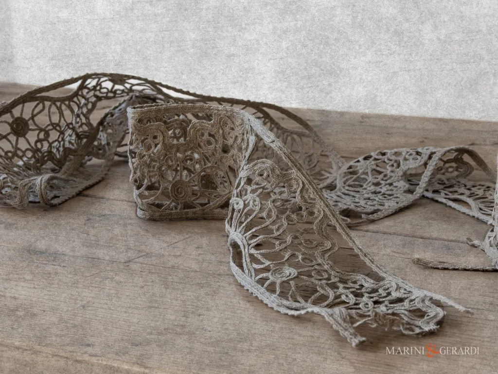 Tende classiche eleganti per interni di lusso con passamaneria