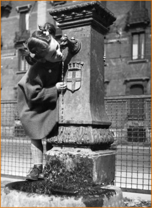 milano da ricordare ragazza beve alla fontana