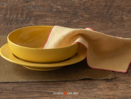 set tovagliette da colazione con tovaglioli in lino giallo