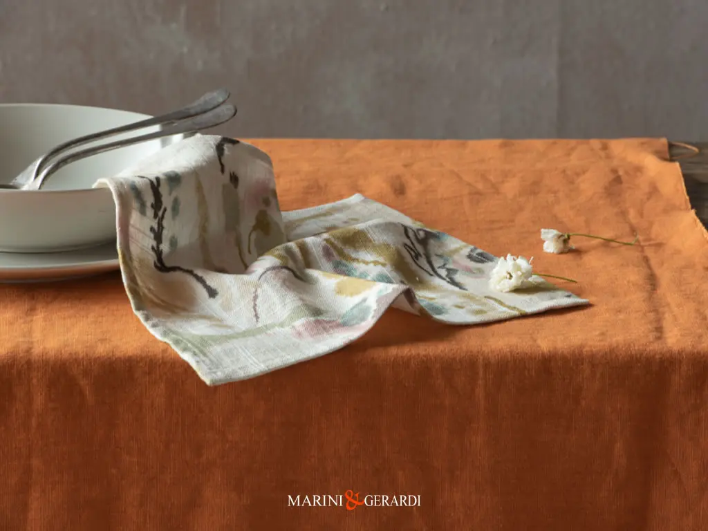 tovaglioli design fiori in astratto runner tavolo kaki in lino parioli