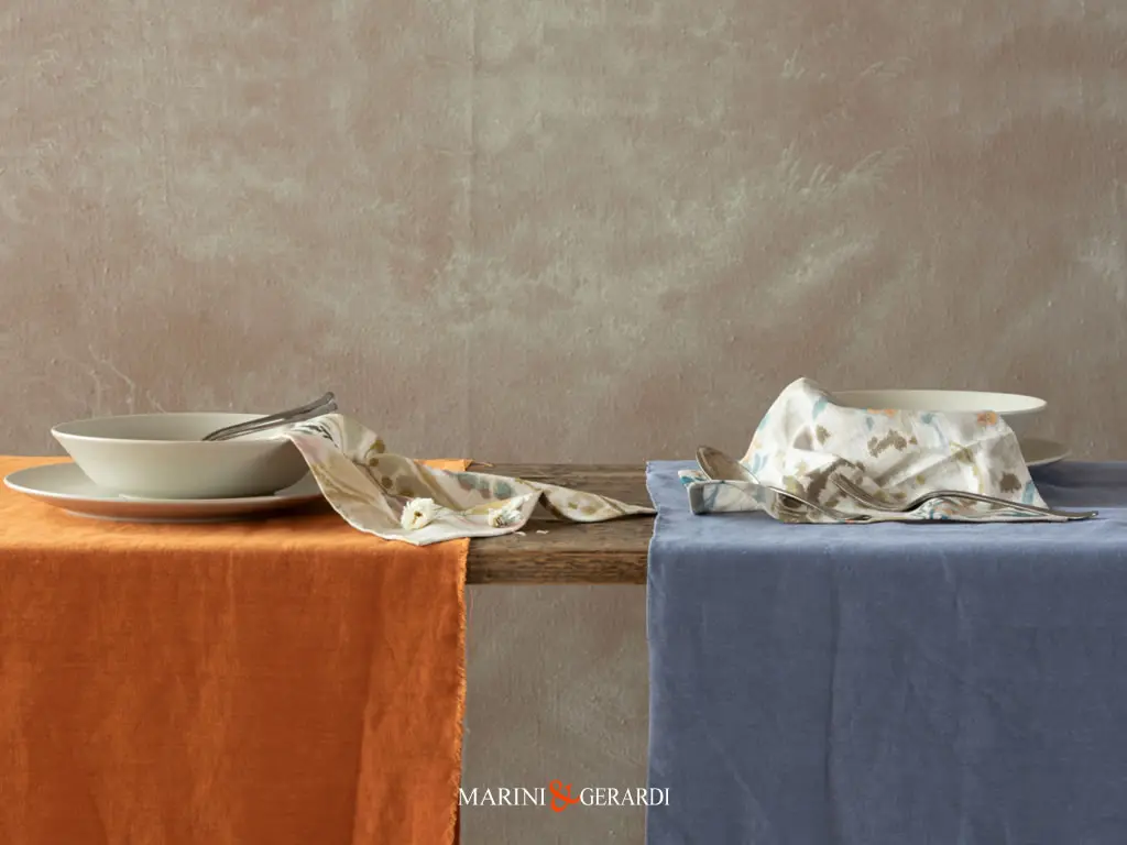 tovaglioli design fiori in astratto runner tavolo kaki pervinca in lino parioli - Tovaglioli Matrimonio Personalizzati a Fiori