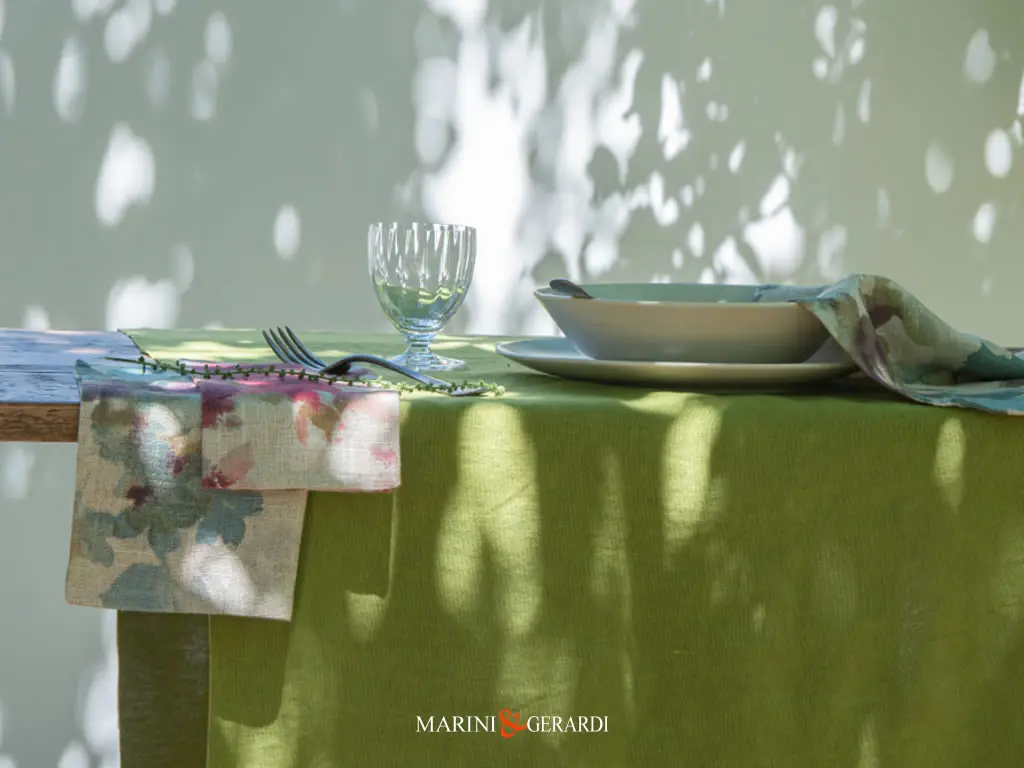 tovaglioli fiori acqurello blu fucsia su runner pistacchio lino trastevere