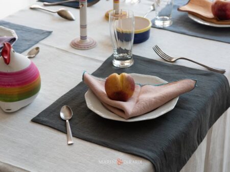 Tovaglioli lino moderni eleganti colorati a tavola