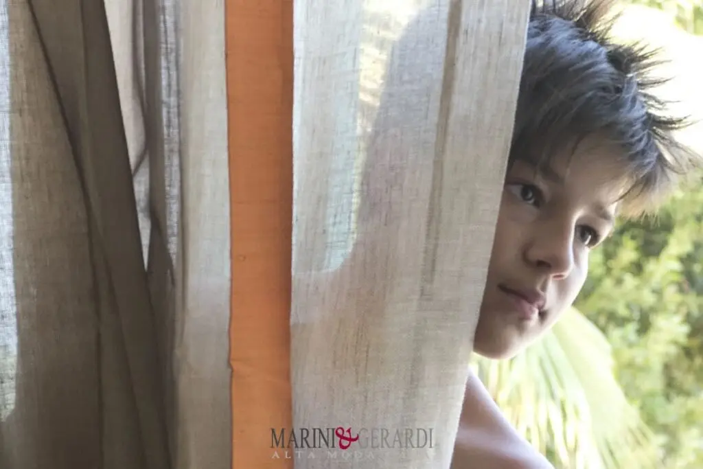 eraclea bellissima tenda di lino seta moderna con ragazzo volto