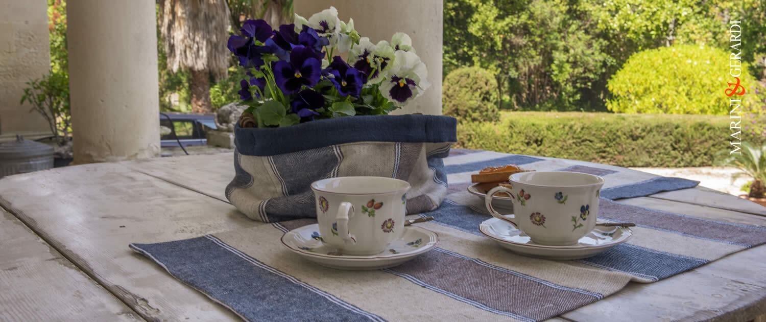 apparecchiare senza tovaglia runner in lino porta pane biscotti e prima colazione