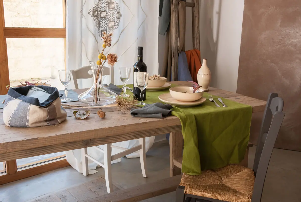 apparecchiare tavola con runner in lino verde marini gerardi