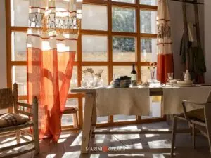 arredare soggiorno con tende moderne in lino arancio