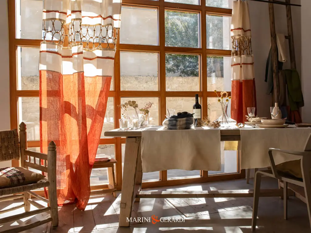 arredare soggiorno con tende moderne in lino arancio
